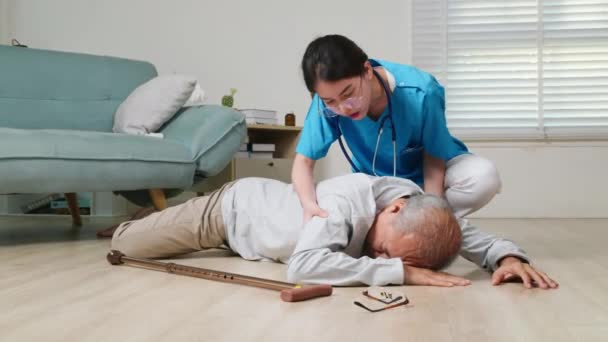 Behinderte Ältere Patientin Mit Gehstock Fällt Auf Boden Und Pflegt — Stockvideo