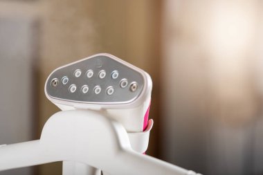 Ev kıyafetleri için ütü masası sıcakken elektrikli el buhar jeneratörünü kapat, ev işi için ev donanımı, çamaşır bakım konsepti