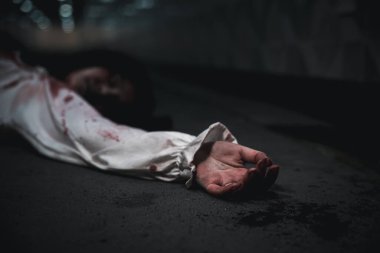 Cinayet masası kadın eli kana bulanmış işkence ve yardım istiyor, cinayet ve cinayet, kana susamış hayalet kadının kanıyla kapalı el, Cadılar Bayramı korku günü konsepti