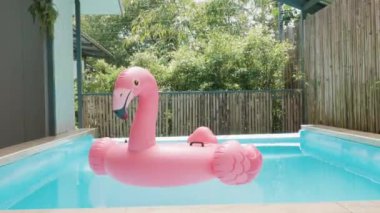 Yüzme havuzunda pembe şişirilebilir flamingo plastik, havuz aksesuarı parti için yüzer, moda yaz tatili hissi konsepti