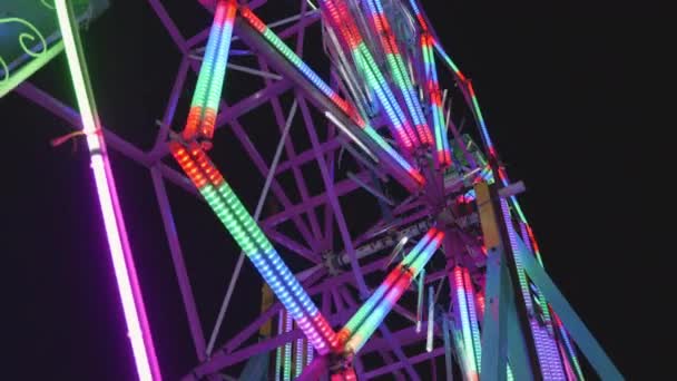 Ferris Τροχός Νύχτα Πολύχρωμα Εξωτερική Περιστροφή Ψυχαγωγία Πάρκο Ετήσια Εκδήλωση — Αρχείο Βίντεο