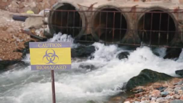 Närbild Varningstecken Lable Biohazard Försiktighet Samlar Prov Avloppsvatten Från Industri — Stockvideo
