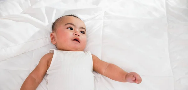 Asiático Sorrindo Criança Infantil Casa Bebê Bonito Cama Sob Cobertor — Fotografia de Stock