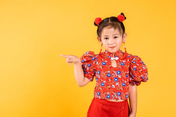 Menina Chinesa Asiática Feliz Usar Cheongsam Vermelho Qipao Apontando Dedo — Fotografia de Stock