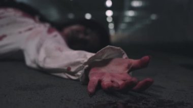 Kapalı el, yerde kana susamış hayalet kadının kanıyla, cinayet masası kadını kanlı kanlı kanlı ellerle işkence ve yardım, cinayet ve suç, Cadılar Bayramı korku günü konsepti