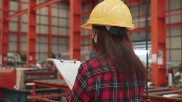 Powrót Profesjonalny Inżynier Przemysłu Ciężkiego Kobieta Pracownik Noszenia Kasku Bezpieczeństwa — Wideo stockowe