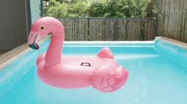 Yüzme havuzunda pembe şişirilebilir flamingo plastik, havuz aksesuarı parti için yüzer, moda yaz tatili hissi konsepti