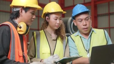 Metal levha fabrikasında dizüstü bilgisayar, makine mühendisliği ekip üretimi, antrenör sanayi fabrikası, teknik ekip için yönetici eğitimi ve atama işi.