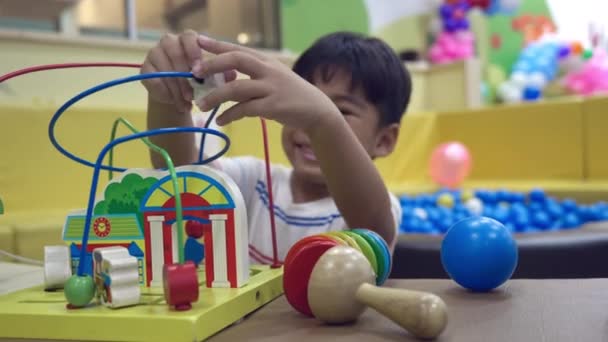 Mutlu Asyalı Çocuk Eğlence Merkezinde Eğleniyor Ahşap Boncuklarla Oynuyorlar Heyecanlı — Stok video