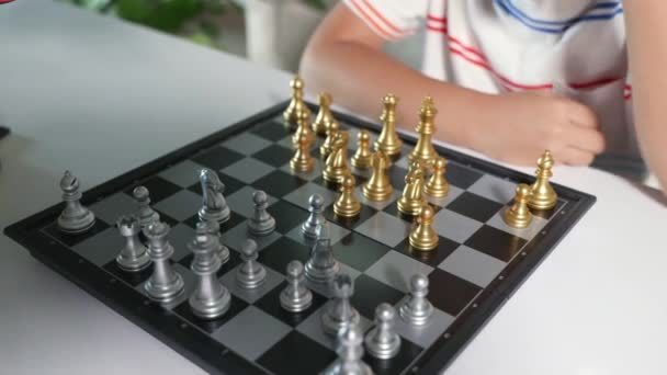 아시아인작은 소년은 Stem Learning 가지고 체스를 있습니다 재미있는 아이들은 개념을 — 비디오