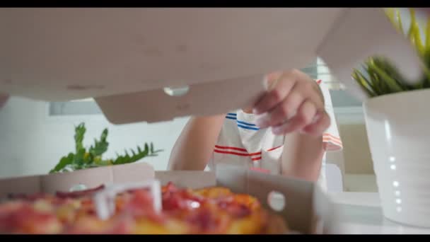 Счастливый Азиатский Мальчик Лет Открывает Картонную Коробку Пиццы Удивлен Счастлив — стоковое видео