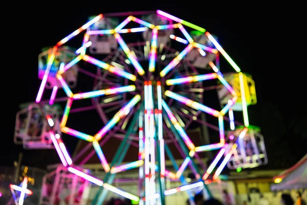 ボケのブリュリージェットコースター 屋外とカラフルな夜の観覧車 遊園地のぼかし ぼやけ とぼかし画像 毎年恒例の寺院イベントは活動があります 焦点を外した画像 — ストック写真