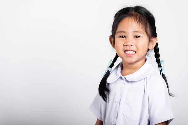 Asyalı Sevimli Çocuk Mutlu Bir Şekilde Gülümsüyor Tayland Üniforması Giyiyor — Stok fotoğraf