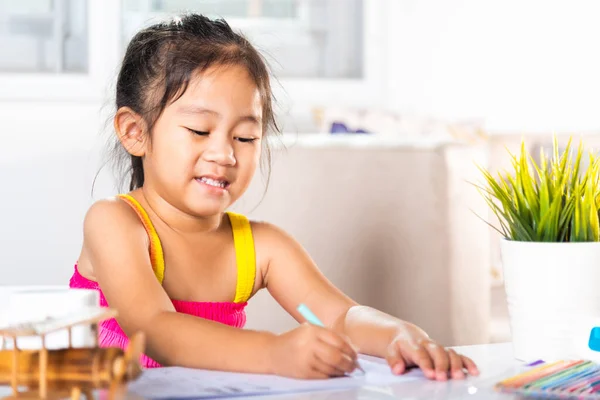 Asiático Bonito Criança Pré Escolar Sentado Mesa Sorrindo Ela Desenhar — Fotografia de Stock