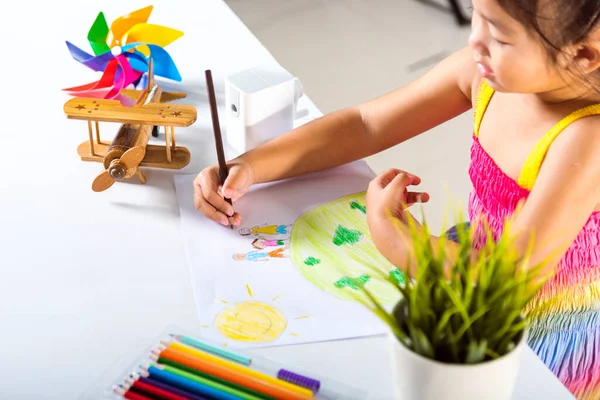 Asiático Bonito Criança Pré Escolar Sentar Mesa Sorrindo Ela Desenhar — Fotografia de Stock