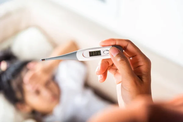Krankes Kind Mutter Überprüft Temperatur Ihrer Kranken Tochter Mit Thermometer — Stockfoto