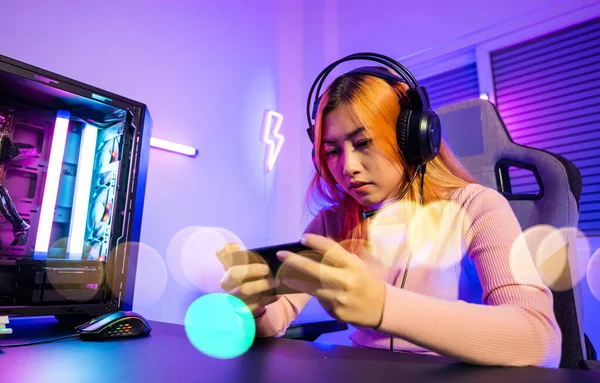 Losing Gamer Playing Video Game Online Smartphone Neon Lights She — Foto de Stock