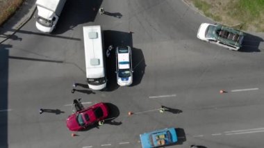 Dnipro, Ukrayna - 06 10 2021: araba kazası. Arabada hasar var. - Polis. Bozuk araba. Ulaşım enkazı. Bozuk araba.. 