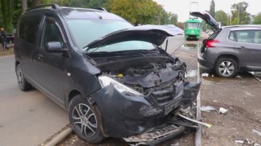 Dnipro, Ukrayna - 06 10 2021: araba kazası. Arabada hasar var. - Polis. Bozuk araba. Ulaşım enkazı. Bozuk araba.. 
