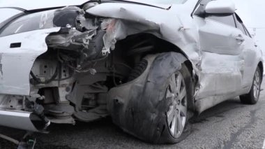 Dnipro, Ukrayna - 06 10 2021: araba kazası. Arabada hasar var. - Polis. Bozuk araba. Ulaşım enkazı. Bozuk araba.. 