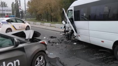 Dnipro, Ukrayna - 06 10 2021: araba kazası. Arabada hasar var. - Polis. Bozuk araba. Ulaşım enkazı. Bozuk araba.. 
