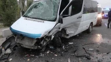 Dnipro, Ukrayna - 06 10 2021: araba kazası. Arabada hasar var. - Polis. Bozuk araba. Ulaşım enkazı. Bozuk araba.. 