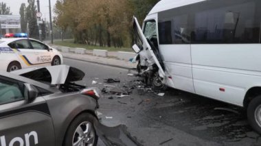 Dnipro, Ukrayna - 06 10 2021: araba kazası. Arabada hasar var. - Polis. Bozuk araba. Ulaşım enkazı. Bozuk araba.. 