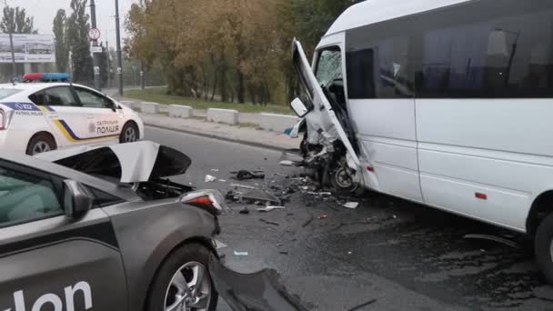 Dnipro Ukrajina 2021 Autonehoda Poškození Auta Policie Rozbité Auto Ztráta — Stock video