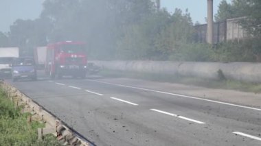 Dnipro, Ukrayna - 07.12.2021: Büyük yangın. Çok duman var. Ateşi söndür..