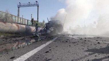 Dnipro, Ukrayna - 07.12.2021: Büyük yangın. Çok duman var. Ateşi söndür..