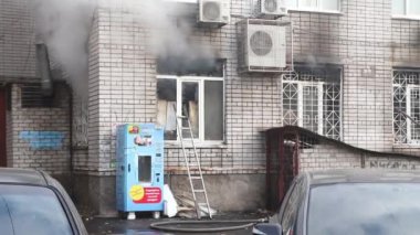 Dnipro, Ukrayna - 07.12.2021: Büyük yangın. Çok duman var. Ateşi söndür..