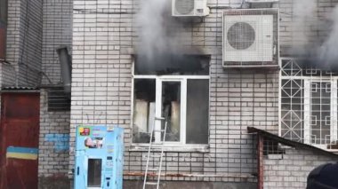 Dnipro, Ukrayna - 07.12.2021: Büyük yangın. Çok duman var. Ateşi söndür..