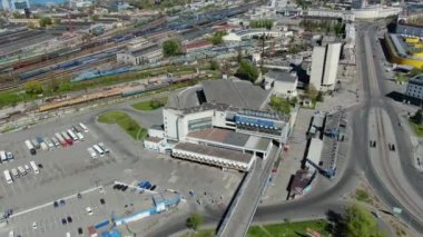 Dniro, Ukrayna - 15 08 2020: yukarıdan otobüs durağı. Yukarıdan bir video. Bir kuadkopterden ateş etmek. Güzel video. Şehrin Panoraması.