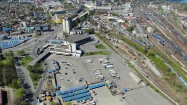 Dniro, Ukrayna - 15 08 2020: yukarıdan otobüs durağı. Yukarıdan bir video. Bir kuadkopterden ateş etmek. Güzel video. Şehrin Panoraması.