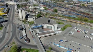 Dniro, Ukrayna - 15 08 2020: yukarıdan otobüs durağı. Yukarıdan bir video. Bir kuadkopterden ateş etmek. Güzel video. Şehrin Panoraması.