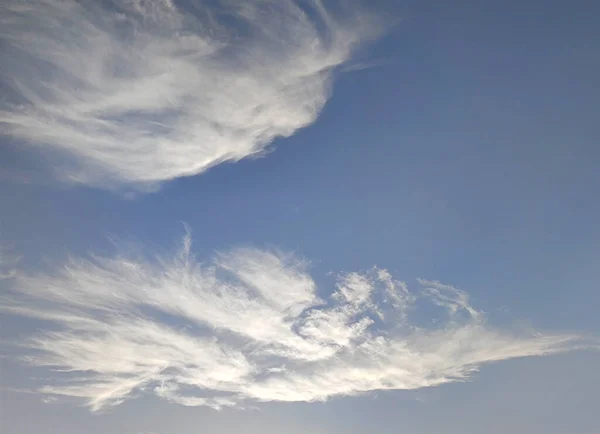Nuvole Sullo Sfondo Blu Intenso Del Cielo Cielo Estivo Pulito — Foto Stock