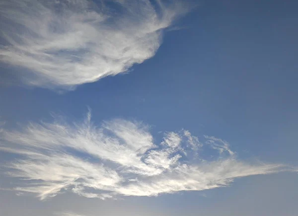 Wolken Vor Dem Tiefblauen Himmel Sauberer Sommerhimmel Mit Weißen Wolken — Stockfoto
