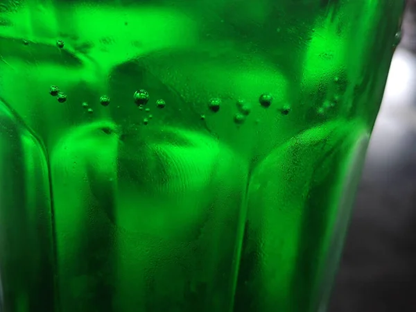 Verre Vert Fond Abstrait Vue Rapprochée Liquide Vert Avec Bulles — Photo