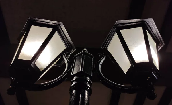 Παλιά Φώτα Στο Σκοτάδι Φόντο Vintage Λαμπτήρες Αρχιτεκτονικά Στοιχεία — Φωτογραφία Αρχείου