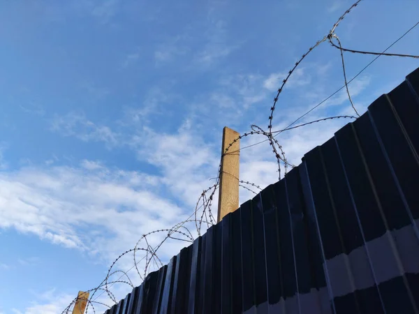 Barbed Twisted Wire Metal Fence Close View Photo Prison Border — Fotografia de Stock