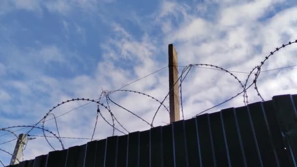 Тюремный Забор Металлической Колючей Проволокой — стоковое видео