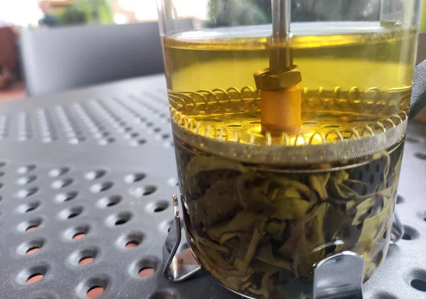 Chá Verde Uma Chaleira Vidro Transparente Vista Perto Café Fundo — Fotografia de Stock