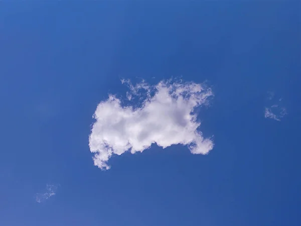 Einzelne Wolke Himmel Wolkenförmiges Foto Weiße Sommerwolke — Stockfoto