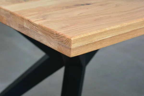 木製家具の表面 自然の木の近くのビューの写真の背景 しっかりとした木製のテーブルの上と足 エコ家具の生産 製造コンセプト — ストック写真