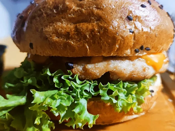 Hamburger Dichtbij Burger Met Wazige Achtergrond Fast Food Fotografie — Stockfoto