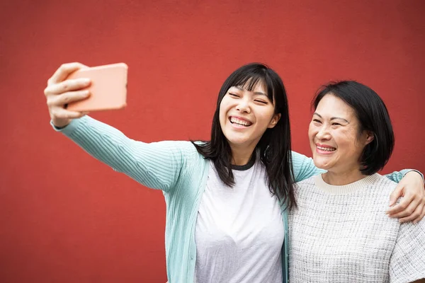 Madre Hija Asiáticas Felices Divirtiéndose Tomando Selfie Con Smartphone Móvil —  Fotos de Stock