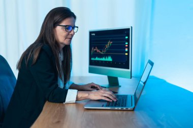 Kripto para piyasalarında çalışan iş kadını engelleme teknolojisiyle - Merkezi olmayan finans ve borsa konsepti