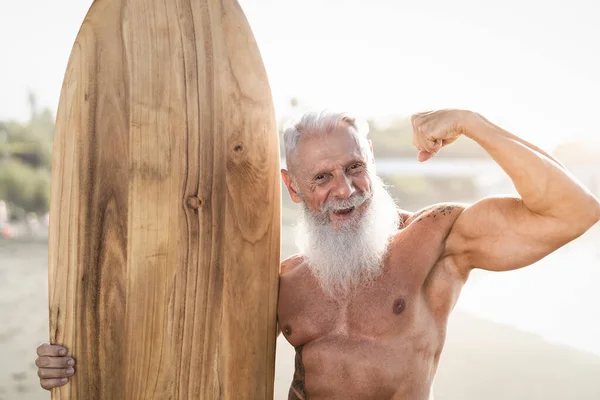 Fit Senior Mit Spaß Beim Surfen Tropischen Strand Ältere Gesunde — Stockfoto