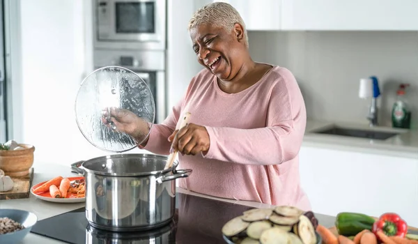 Wanita Tua Yang Bahagia Bersenang Senang Menyiapkan Makan Siang Dapur — Stok Foto
