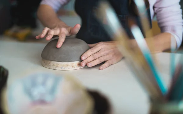 ワークショップで女性の陶芸家のモデリング粘土ボウルを閉じます 職人の仕事と創造的な工芸の概念 — ストック写真